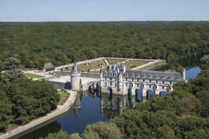 Explore the wonders of the château de Chenonceau during our Loire Valley private wine tour.