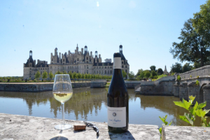 Savor a bottle of delicious Chenin blanc while overlooking the Chambord castle. A regional grape variety and a Renaissance masterpiece to kickstart your Loire & Champagne wine tour.