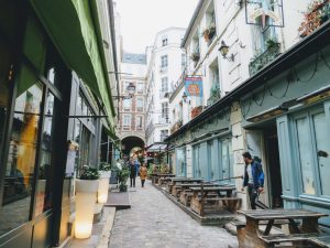 Cour du Commerce Saint-André in Saint-Germain-dés-Prés. During our Champagne & food tour in Paris you will discover the cities' charming alleys in which you can enjoy a break from the vast and loud Boulevards.