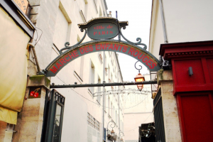 Red Children's Market in le Marais